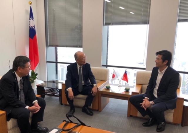 李処長（右）と山本会長（中央）および內田副会長（左）