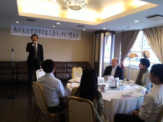 挨拶する李世丙・駐大阪弁事処長