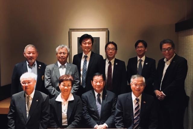 蔡政務公使（前列右1）、李処長（後列左3）と出席したメンバーの集合写真