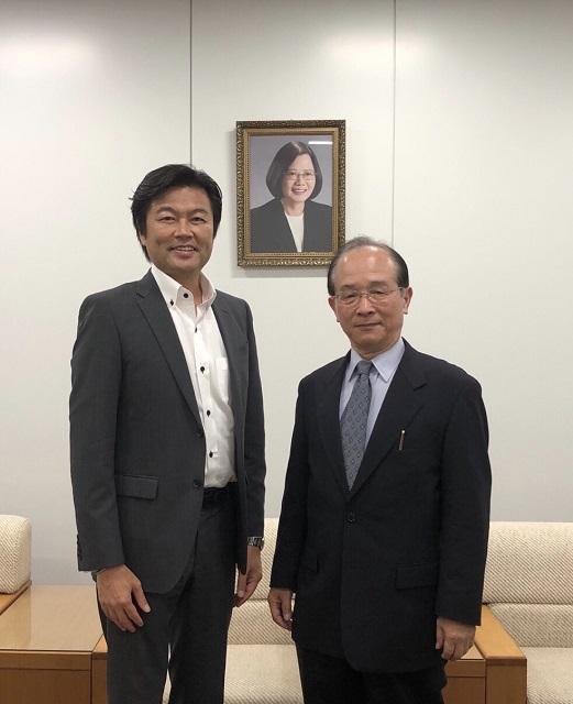 李処長（左）と前川師範（右）