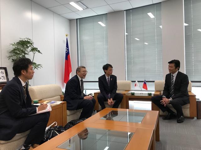 李世丙・駐大阪弁事処長(右1)と北川洋一・京都市右京区長(右2)が会談