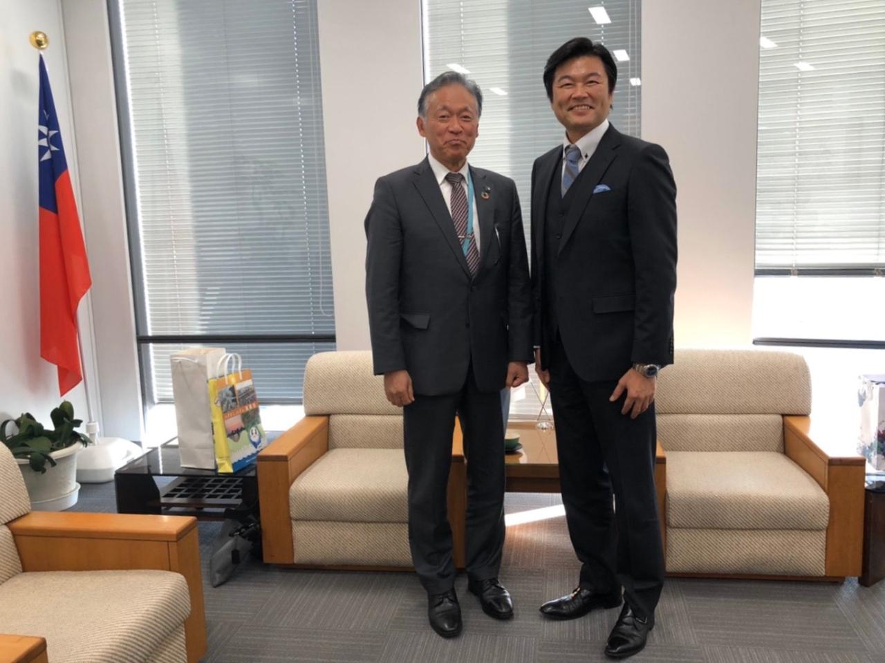 李処長（右）と水野市長（左）