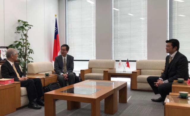 李世丙・駐大阪弁事処長(右1)と楊永年・国立成功大学政経研究所教授(中央)、貝辻正利・神戶大学RCUSS特別研究員(左1)の会談の様子