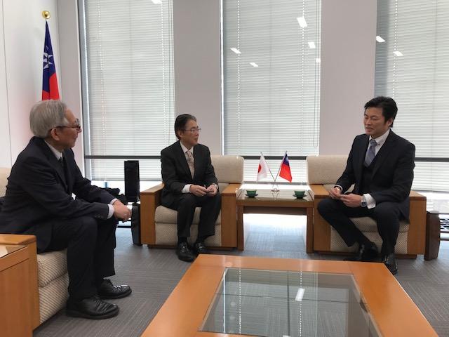 李世丙・駐大阪弁事処長(右1)と橫山強・大阪府立旭高等学校校長(中央)の会談の様子