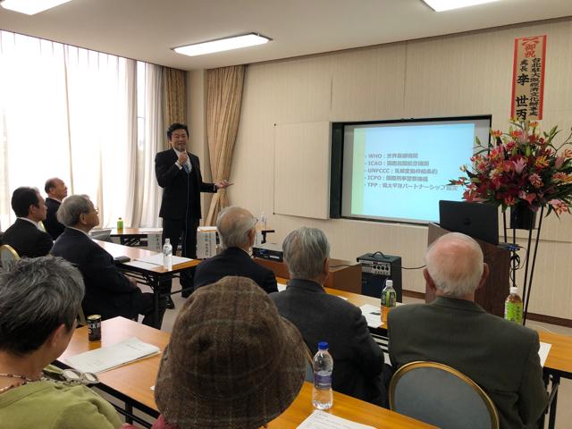 講演する李処長