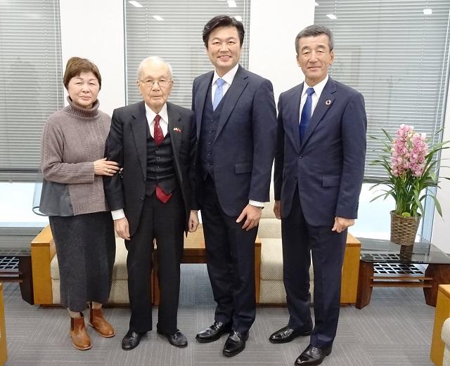 20200107李処長(右2)と大阪日華親善協会の四方理事長 (左2)、廣田専務理事 (右1)および岸田事務局長(左1)の集合写真