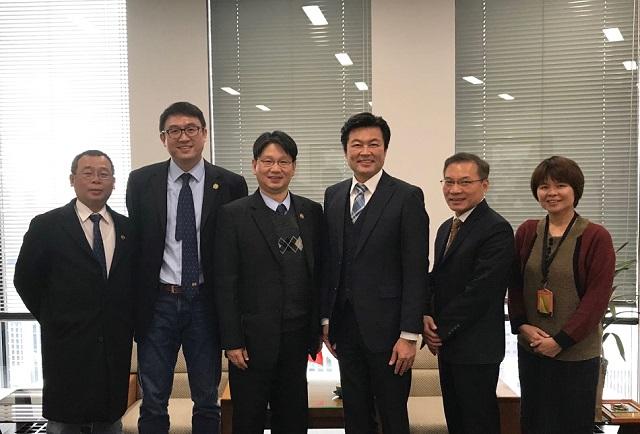 李処長(右3)、張副処長(右2)、林課長(右1)と李学院長(左3)、董学部長(左2)、林学部長(左1)集合写真