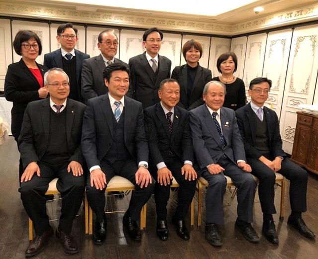 李処長（前列左二）、林課長（後列右二）と大江前参議員（前列中）、篠岡後援会長（後列左三）、洪里会長（前列右二）、蕭支店長（前列左一）、馬支店長（前列右一）、林所長（後列右三）ら集合写真