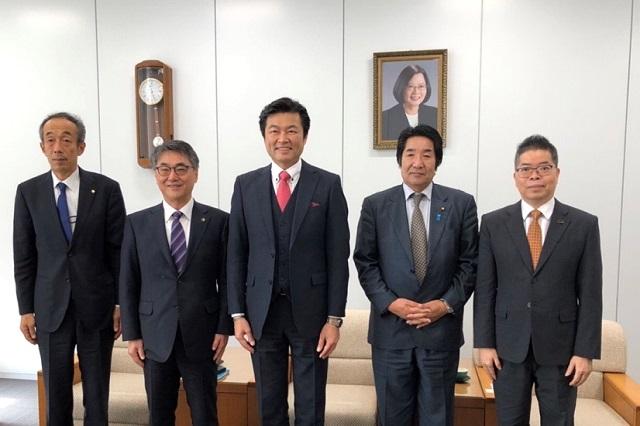 李処長（中）、林部長（右一）と村椿市長及び石倉議長ら集合写真