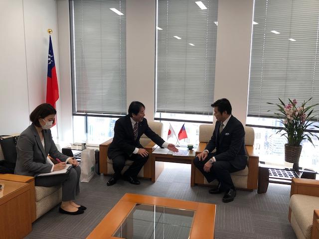 李処長（右）と矢部町長（中）らの会談