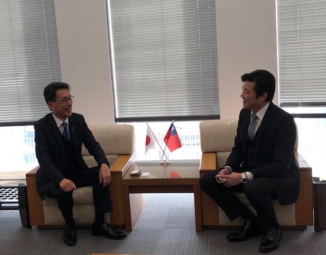 李処長（右）、長尾衆議院議員（左）会談の様子