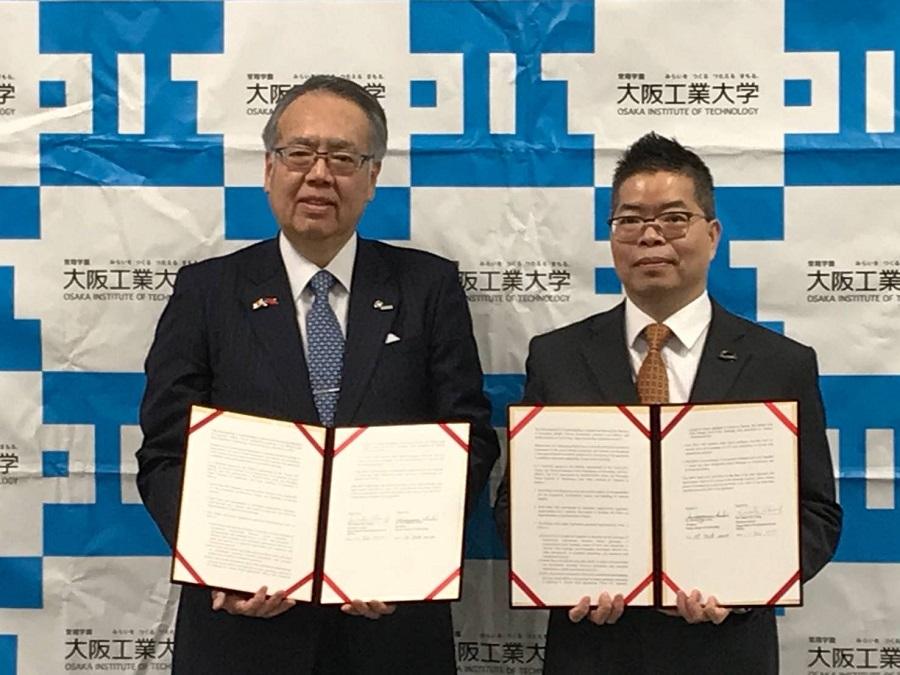 林部長(右1)と益山校長(左1)がMOUに署名