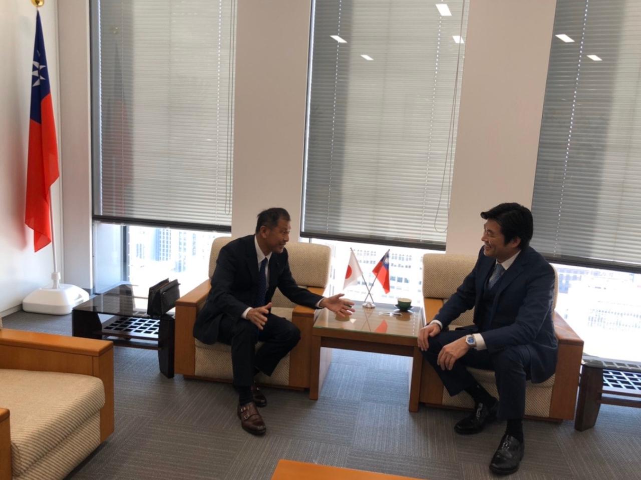 李処長（右）、和田議員（左）：座談会の様子