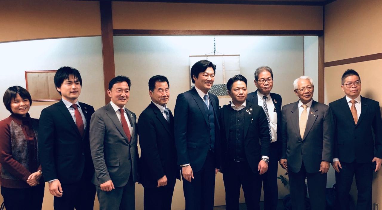 李処長 (中)、林部長（右一）、林課長（左一）、永野市長（右四）、松下副市長（右三）、藤原町長（左四）らと集合写真
