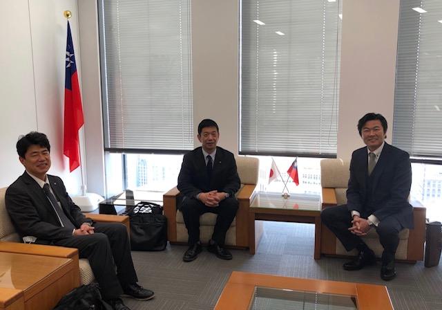 李処長 (右)、田中所長（中）、川原次長（左）集合写真