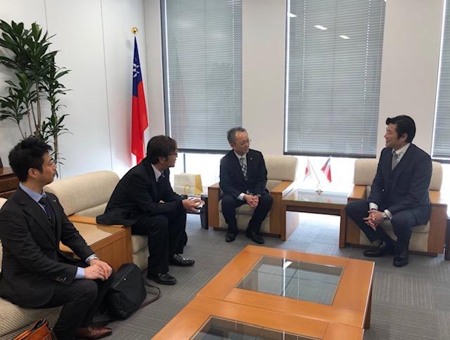 李処長（右一）、川北副所長（右二）、清田新任副所長（左二）会談の様子