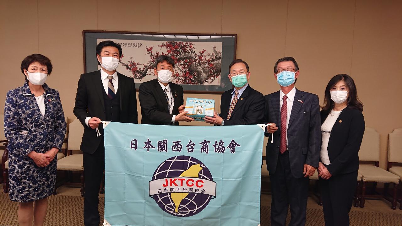 辻淳子会長、李世丙処長、吉村室長、林清治創会会長、王明裕名誉会長、劉雯玲事務長。(左から)