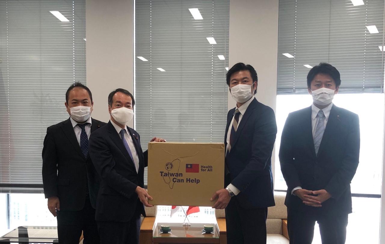 李処長（左二）、田原会長（左二）、寺前副会長（左一）及び福井幹事長（右一）の集合写真