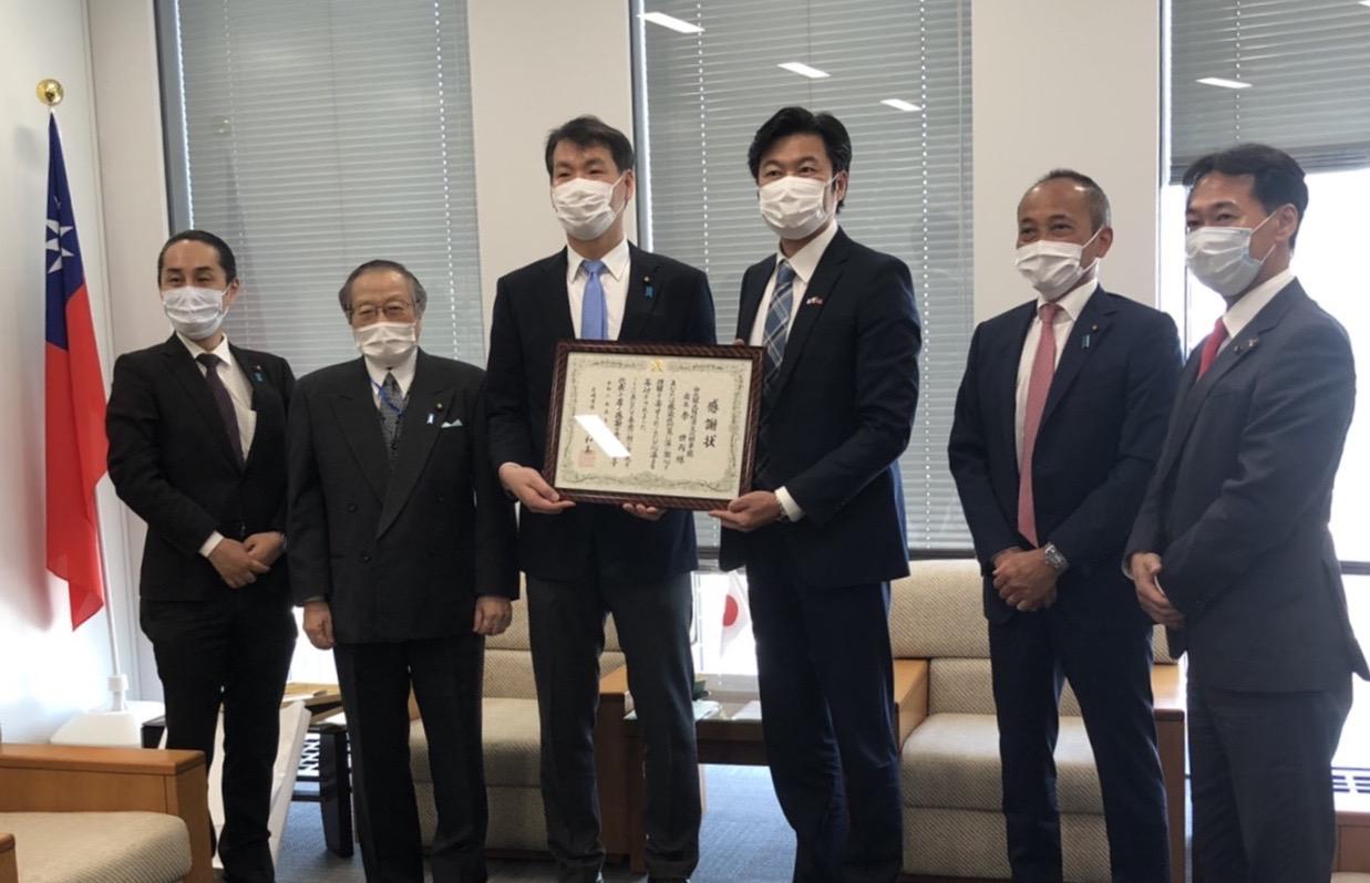 李処長（右三）、岸田副議長（左三） 