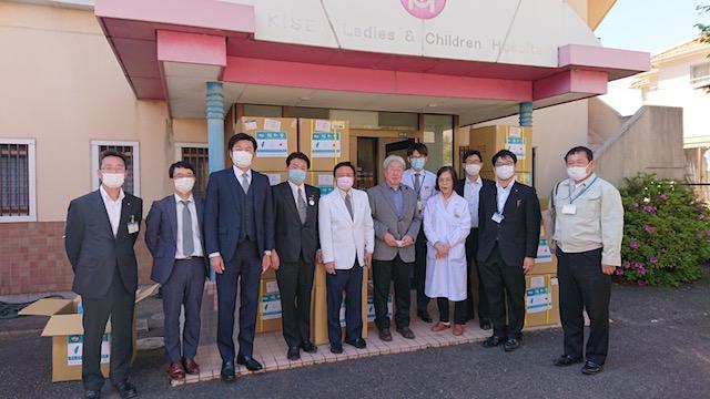 王副総会長（左五）、宇野前衆議院議員（中）、寺田会長（左四）、白井課長らの集合写真

