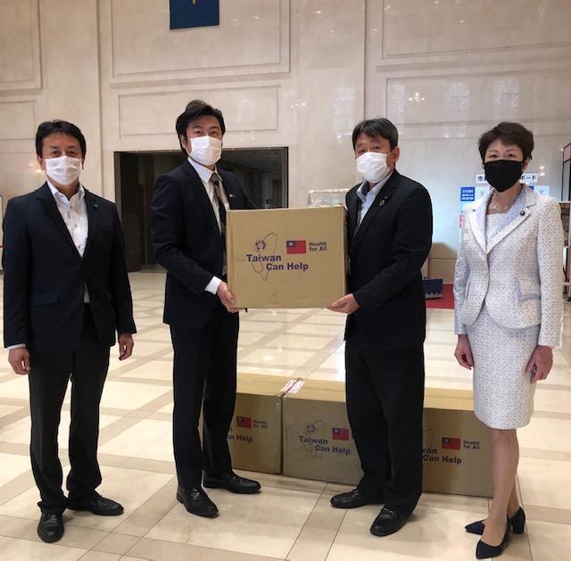 李処長（左二）、吉村室長（右二）、辻会長（右一）、竹下議員（左一）の集合写真