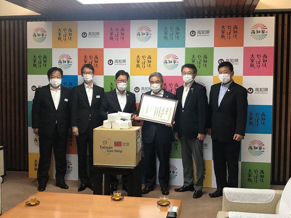 濱田知事（左三）及び有田憲一・高知県日台親善協会会長（右三）、森田英二・高知県日台友好議員連盟会長（右一）　集合写真 