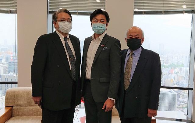 宮永一氏(左)、李処長(中)、郭世宗牧師(右) 