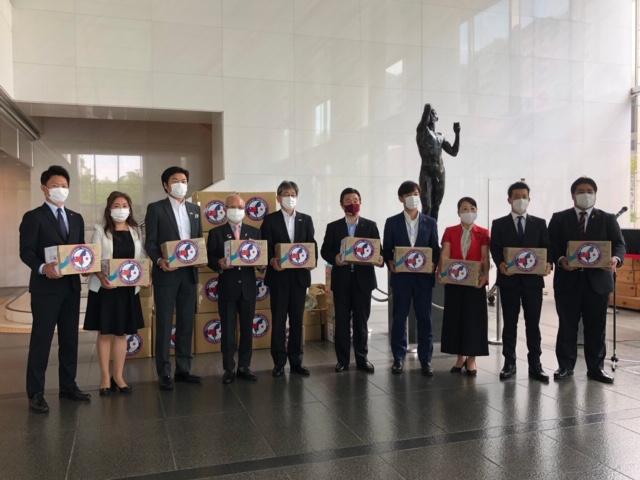 李処長（左三）、陳会長（左四）、油井副市長（左五）、安達会長（右五）と議員の集合写真 