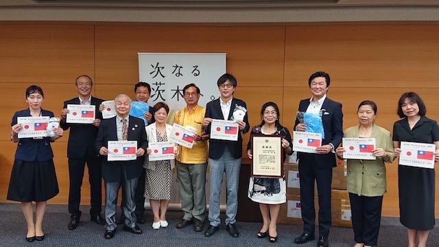 李処長 (右三)、川野女士、福岡市長(右五)、松本会長(中)、長谷川副議長(左二) 