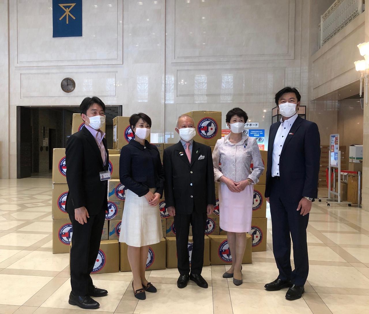 李処長（右一）、新谷局長（左一）、陳会長（中）、本田議長（左二）及び辻会長（右二）ら集合写真