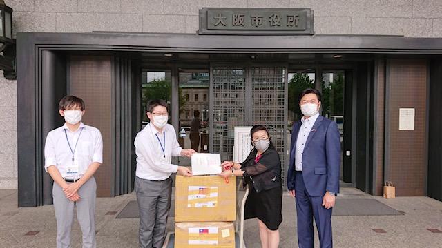 川野榮子氏(右二)、李世丙処長(右一)及び大阪市役所健康局の方々 