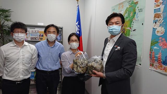 陳校長（右2）、 蔣副校長（左2）、李処長（右1）、蔡課長（左1）
