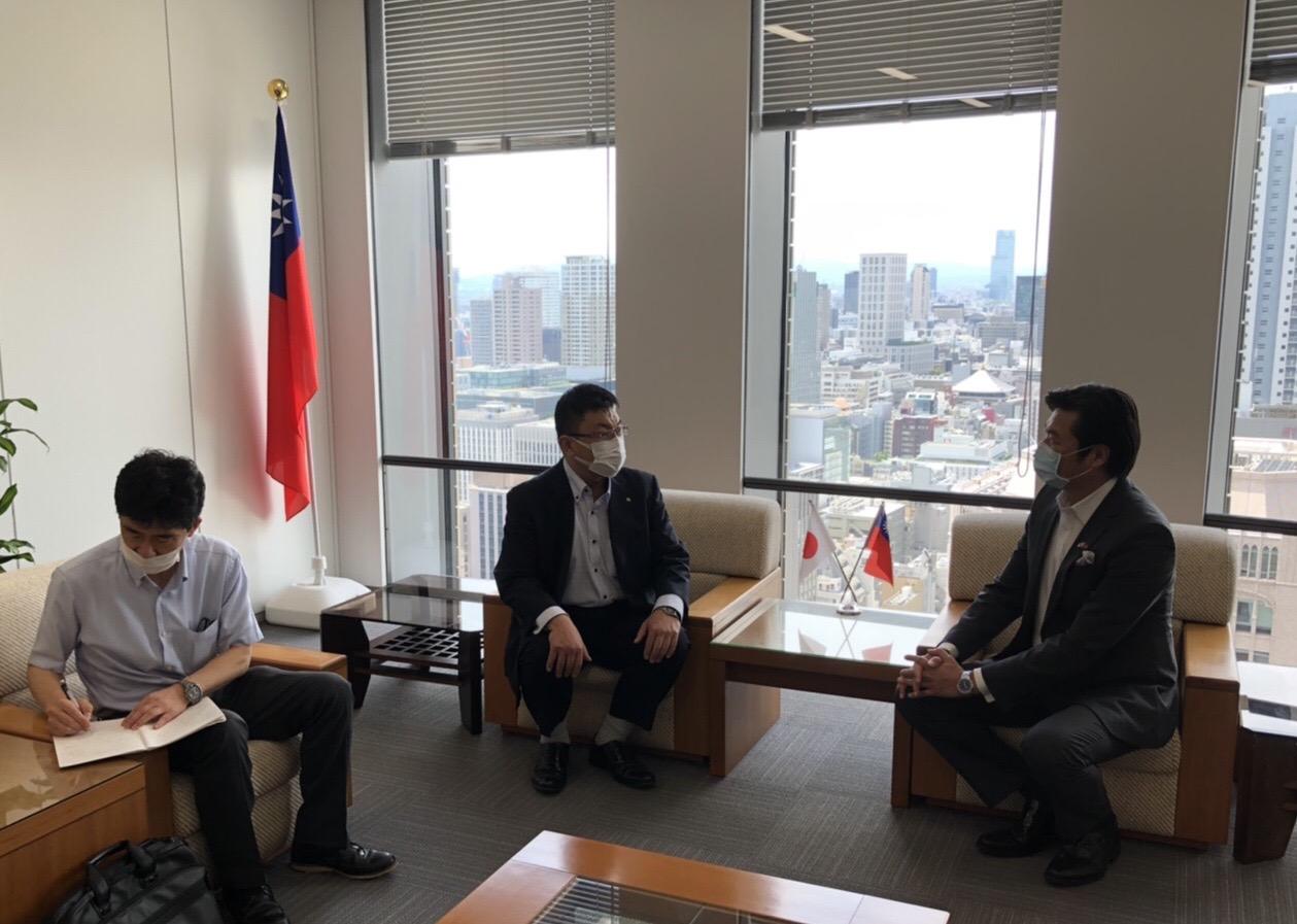 武本哲史所長(中)、川原一敏副所長(左1)