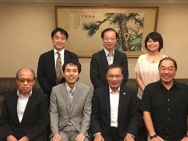 (前列左より)江上靖夫・日本と台湾を考える集い事務局代表、村上政俊・同志社大学ロースクール講師、張永賢 ・大阪弁事処副処長、簑原俊洋・インド太平洋問題研究所理事長
(後列左より)杉中学・日本と台湾を考える集い事務局副代表、近藤伸二・追手門大学経済学部教授、林育柔・大阪弁事処教育課長 
