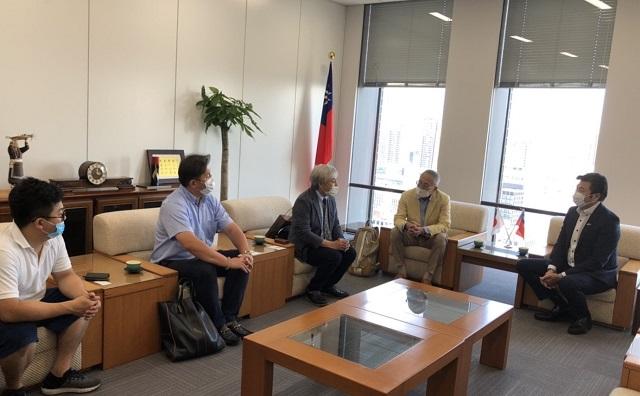 李処長(右一)、城年徳会長(右二)、加藤就一代表(中)、小松義明専務取締役(左二)、蔡維哲代表(左一) 