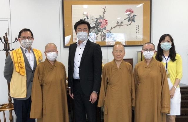 覚用法師・大阪佛光山住職、潘振興・国際佛光山会長(左一)，李処長(左三)、楊慧萍課長(右一) 