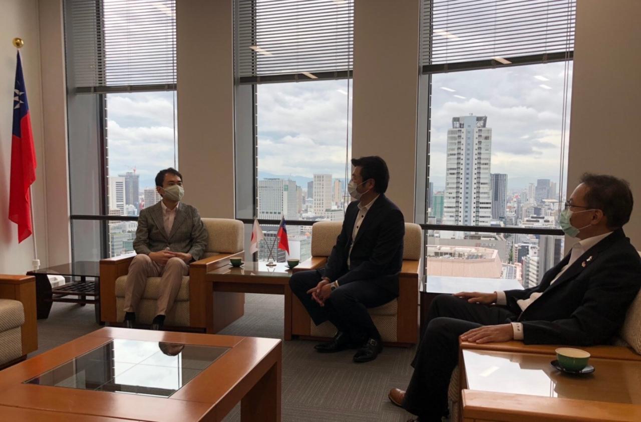 李処長（中）、張副処長（右）、村上前衆議院議員（左）座談会の様子 