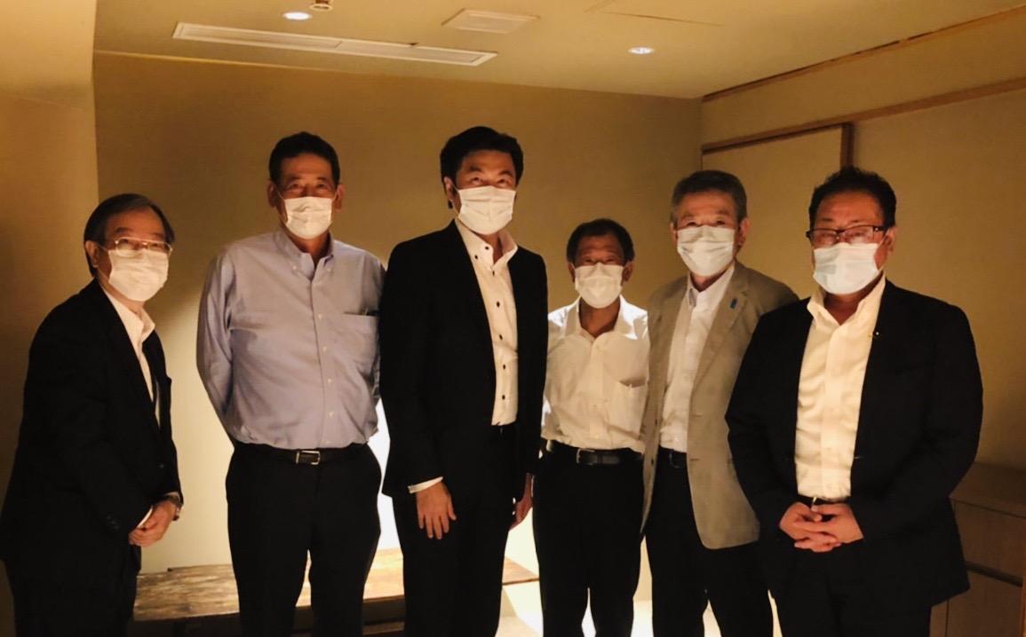 李処長（左三）、和田議員（右三）、黒川議員（右二）、向山議員（左二）、堀井議員（右一）集合写真 