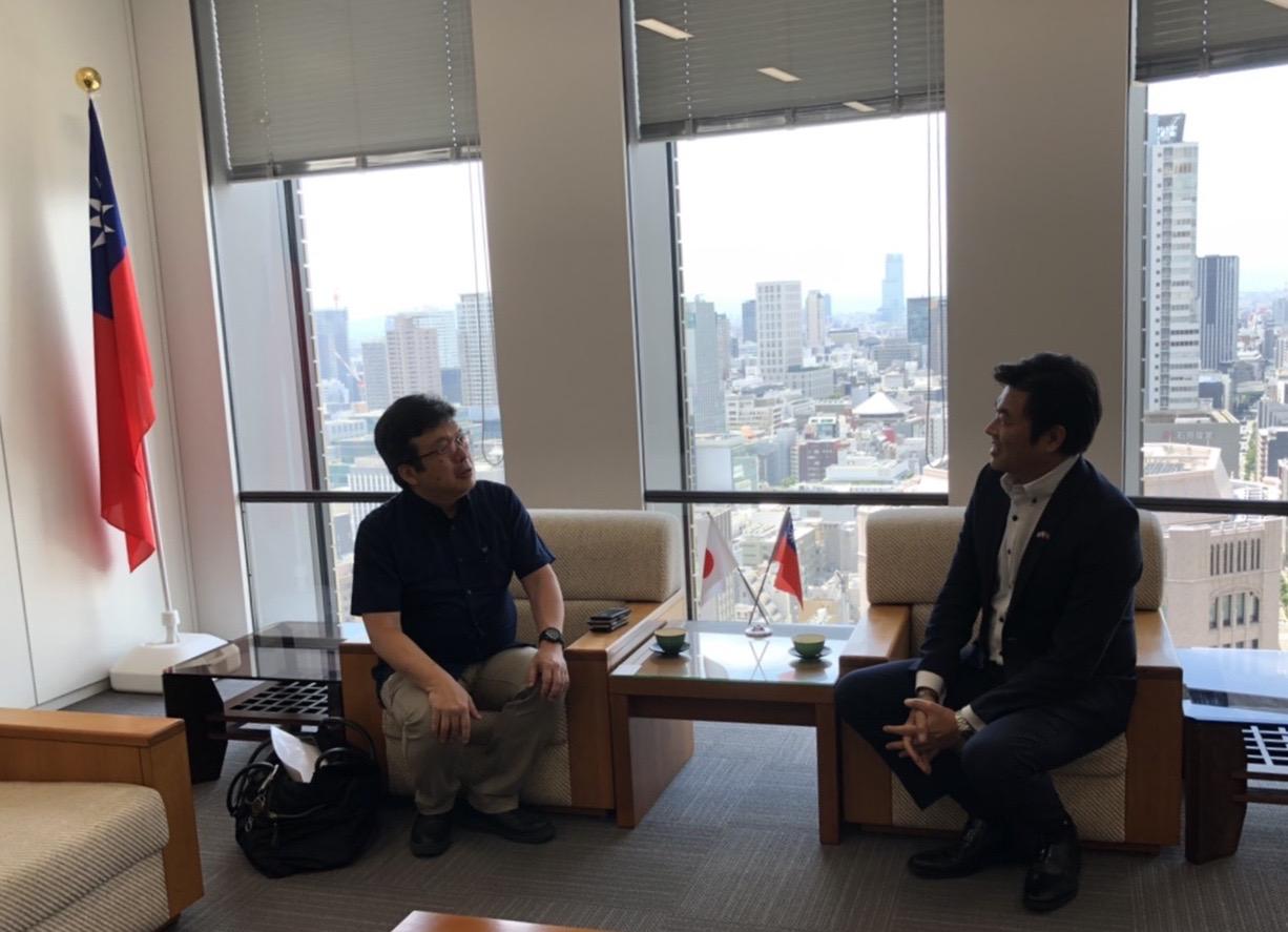 李処長（右）、河合専門委員（左）座談会の様子 