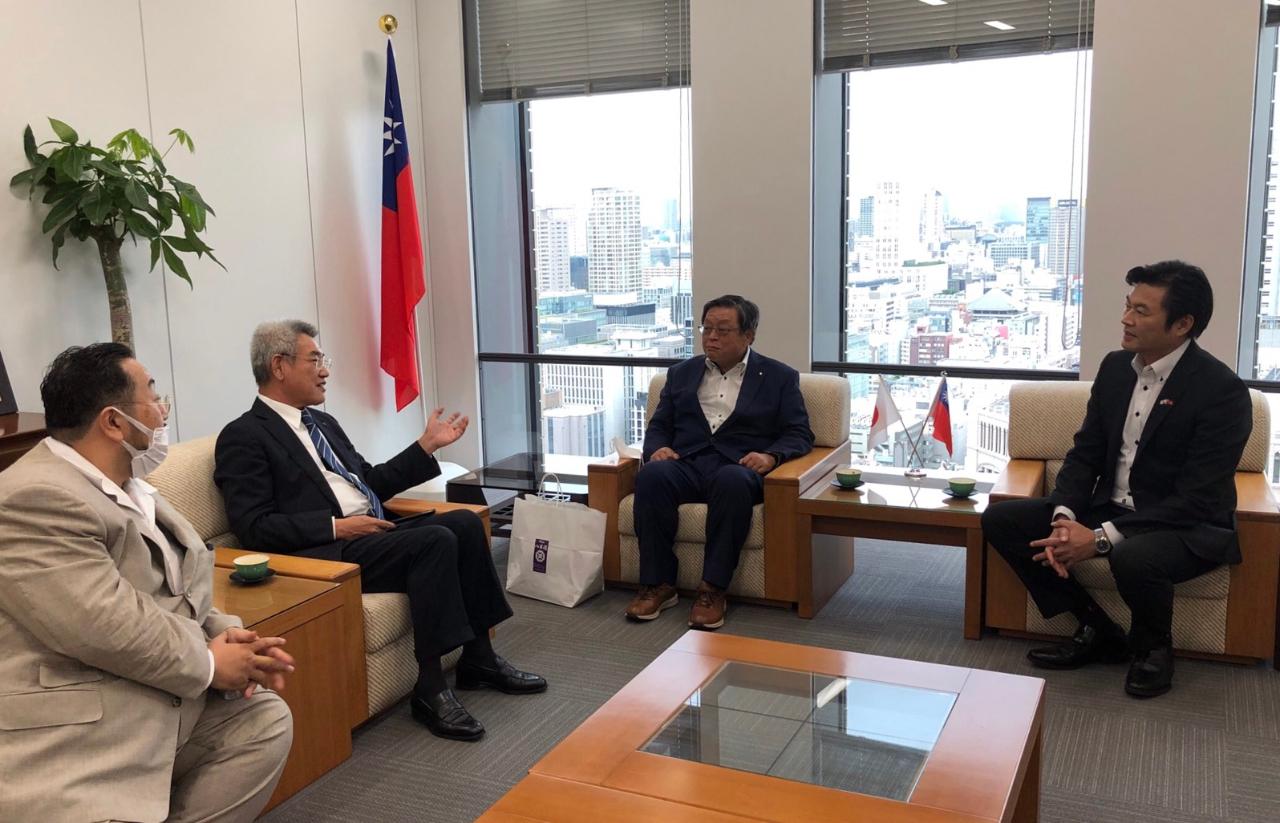 李処長（右一）、竹山前市長（右二）、野口会長（左二）、吉村理事長（左一）座談会の様子 