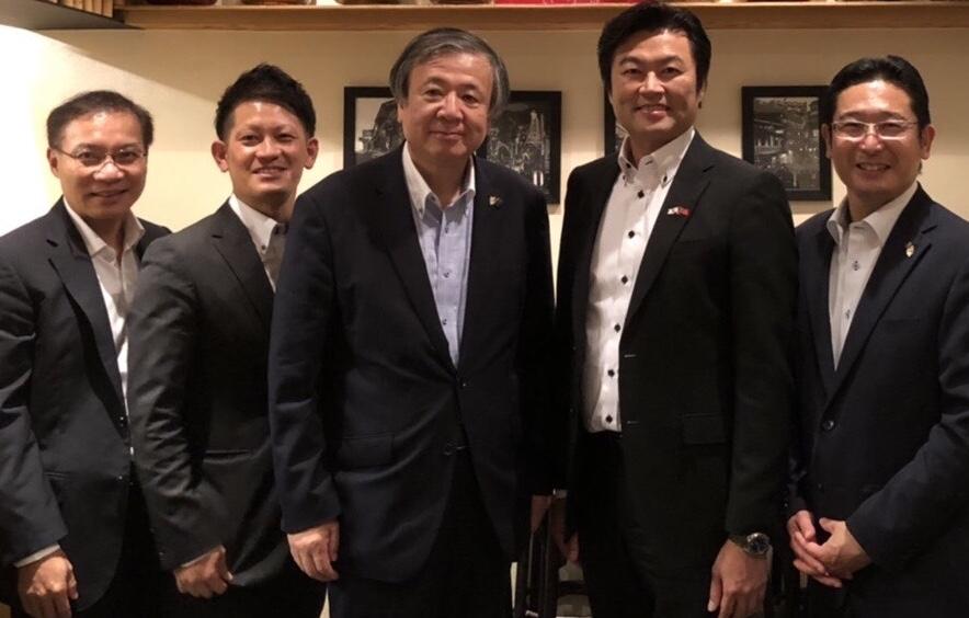 李処長(右二)、張副処長(左一)、夏野市長(中)、坪田次長(右一)、川田主任(左二)　集合写真