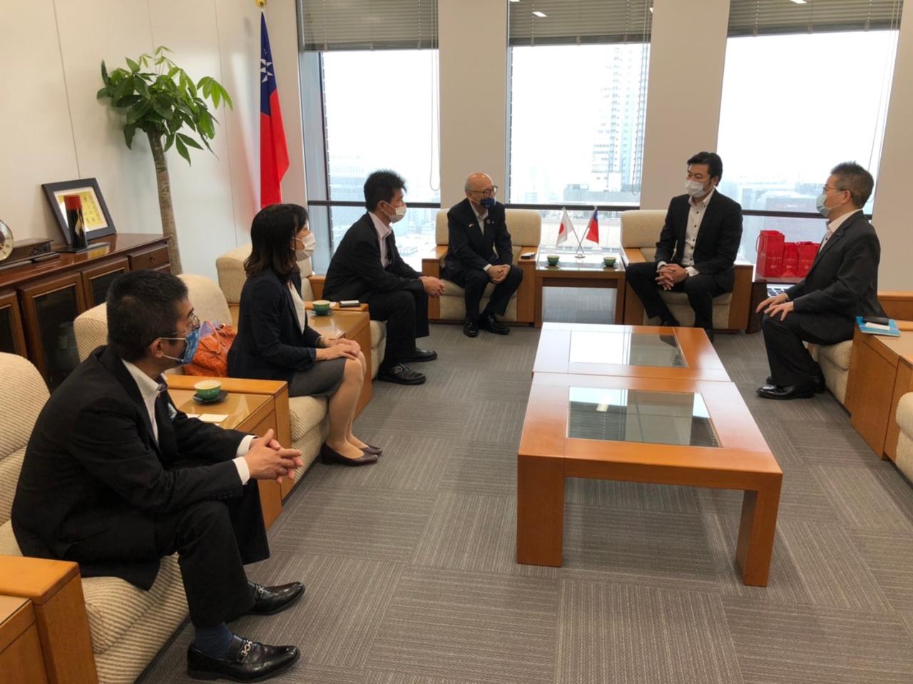 李処長、林部長、藤本本部長、中野副本部長、久次米課長、村田課長輔佐　座談会の様子 