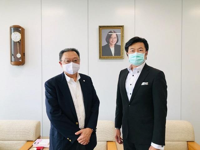 高田義治事務局長(左)、李世丙処長(右) 