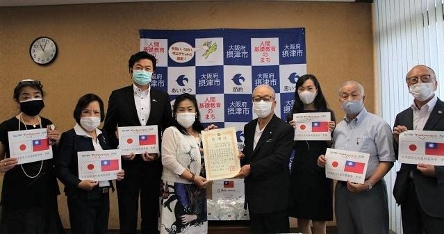 (左→右)松下秋霞氏、小川順子氏、李世丙処長、川野榮子氏、森山一正市長、楊慧萍僑務課長、曾俊明氏、大塚賢龍氏