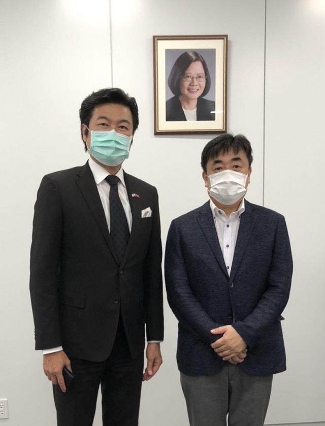 李世丙処長(左)、船曳一成支社長(右) 