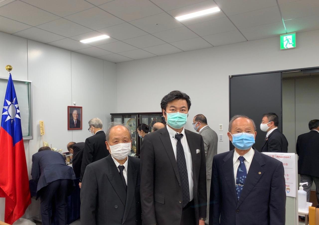 李処長（中）、洪里会長（左）蔡伸雄僑務委員（右） 