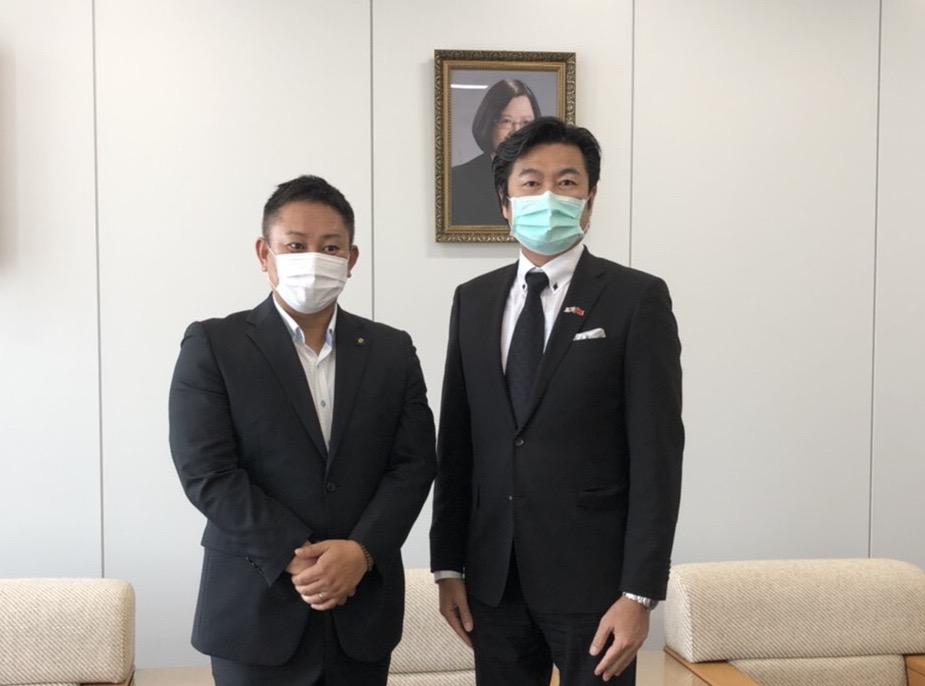 李処長（右）、山入端市長（左）