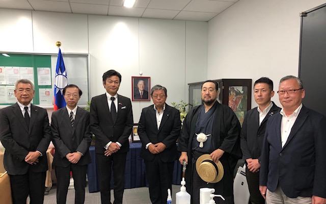 李処長（左三）、西村議員（右二）、竹山前市長（中）、野口会長（左一）、吉村理事長（右三）、近藤前支局長（左二）、森田副会長（右一）
