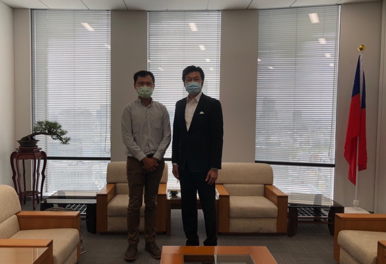 楊鎮和氏・屏東同郷会　来訪にて赤松を寄贈 