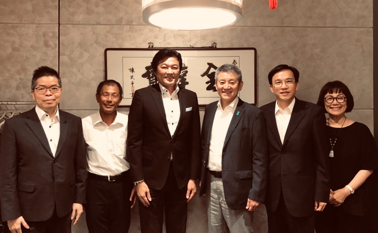 （左より）林部長、和田議員、李処長、黒川議員、林所長、劉部長 